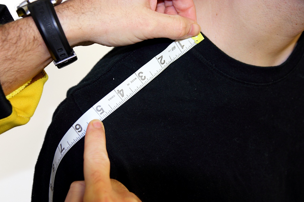 How do you measure shoulder width?